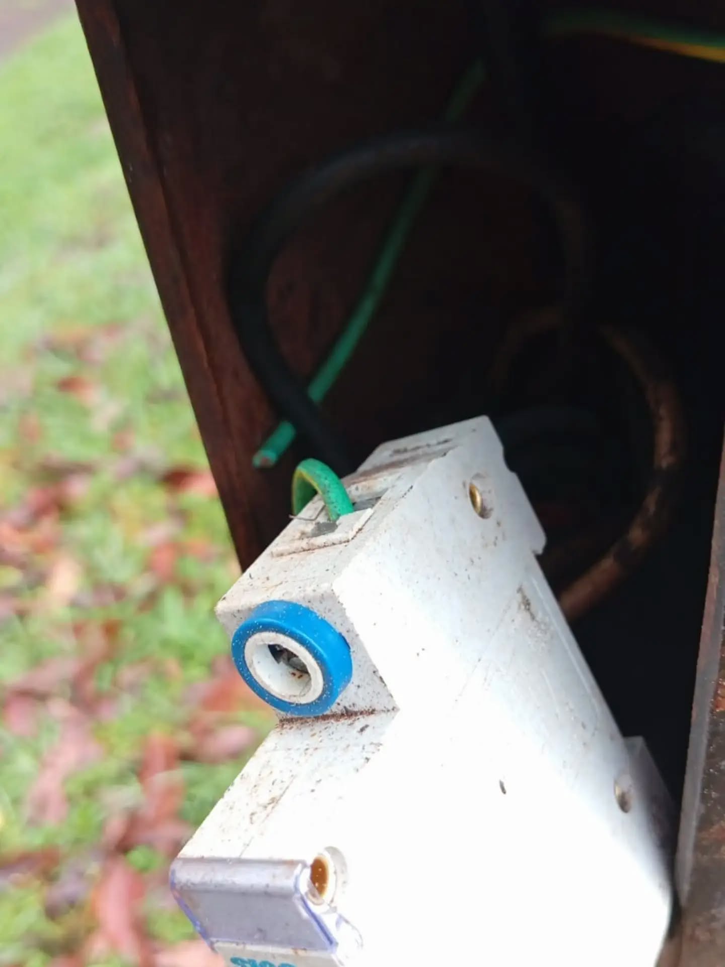 Destrozos y robo de cables dejan sin luz a un sector de la Costanera de Eldorado 2
